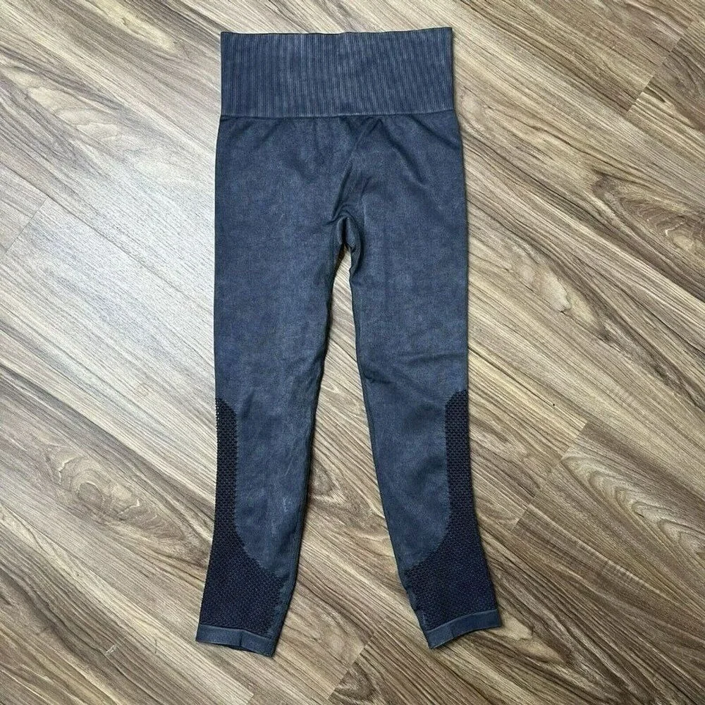 Mono B Size S Cropped Leggings Mind Over Matter Mineral Wash Seamless Perforated